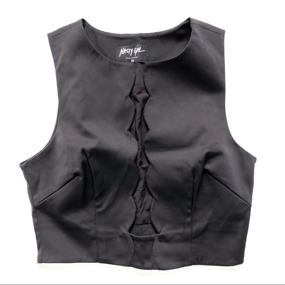 Nasty Gal Tops - Nasty Gal scalloped black crop top